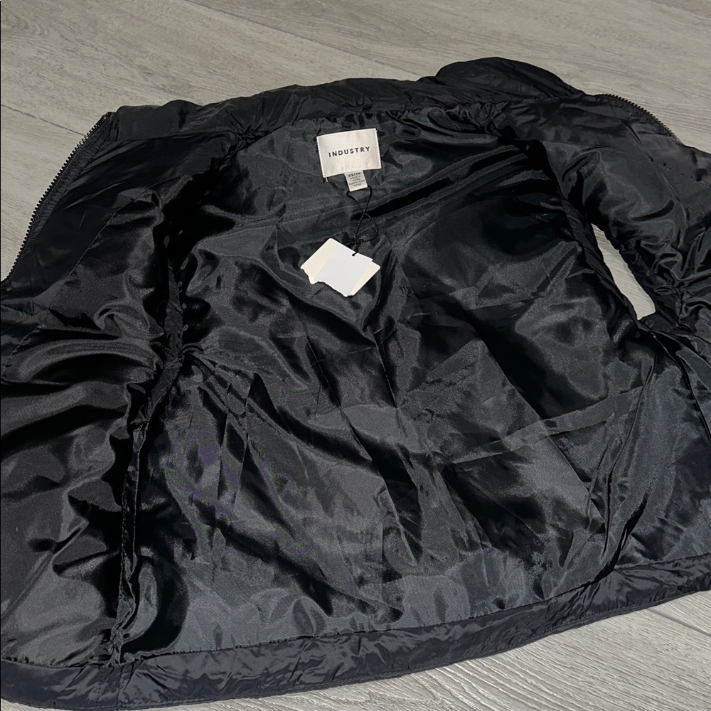 NWT Nordstrom Industry Black Puffer Vest size XS - Picture 4 of 10